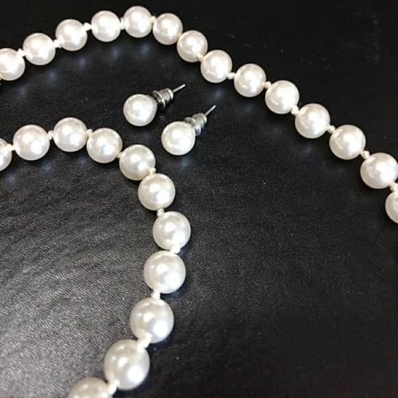 Jewelry - *Sale* Faux pearl necklace, earring & bracelet set